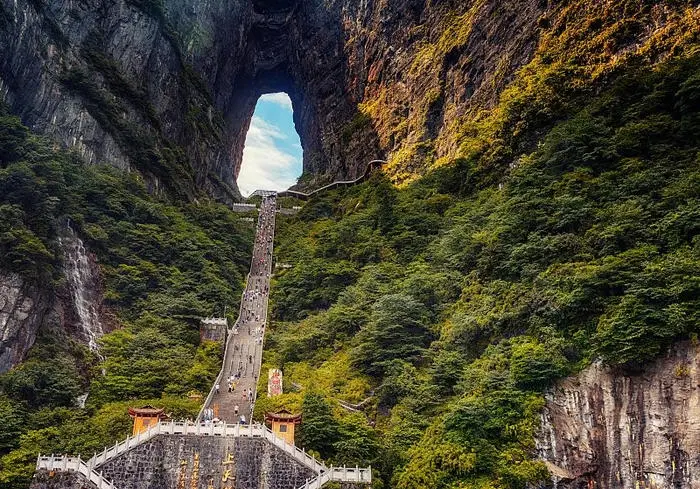 到张家界和凤凰古城旅行请商务伴游多少钱，张家界该怎么玩？
