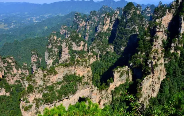 到张家界和凤凰古城旅行请商务伴游多少钱，张家界该怎么玩？