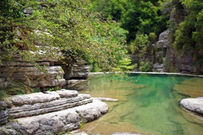 石龙峡风景区适合老人游玩吗