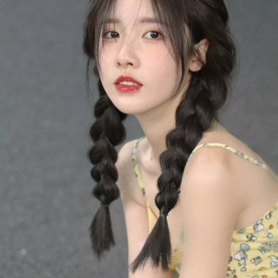 上海女伴游迷人车模王丹珍