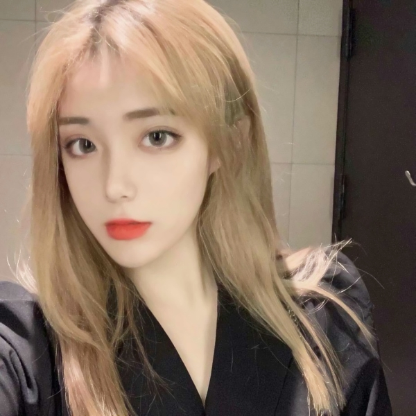 上海美女陪玩留学生骑裳