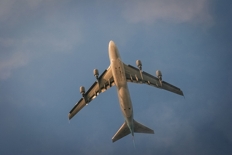 国际空运公司针对大件货物是如何收费？