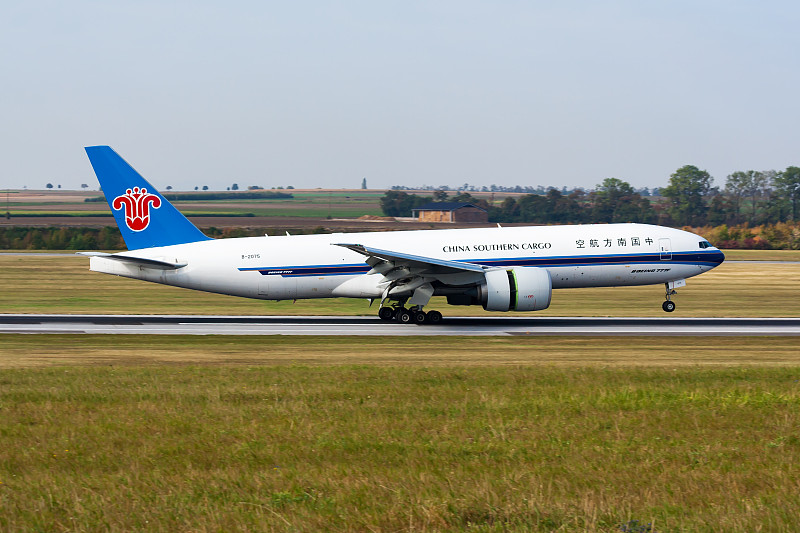 昆明到新加坡的纺织品采用空运门到门专线3天内送到