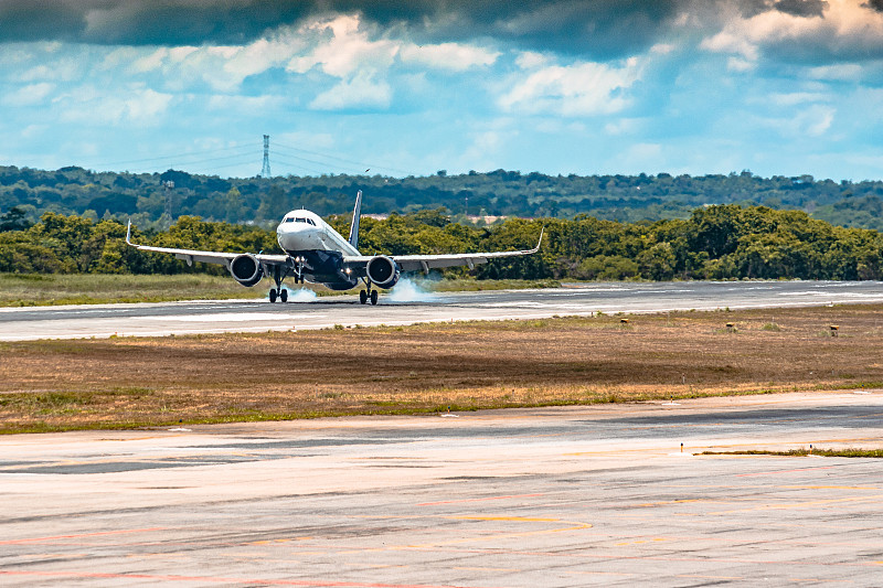 稚优泉唇釉通过中国广州国际空运专线送到新加坡