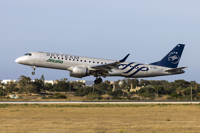 中国海口东方雨虹卷材使用空运门到门专线7天速递到新加坡