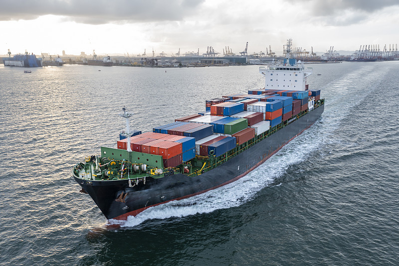 无人机借助中国广州船运递送到新加坡