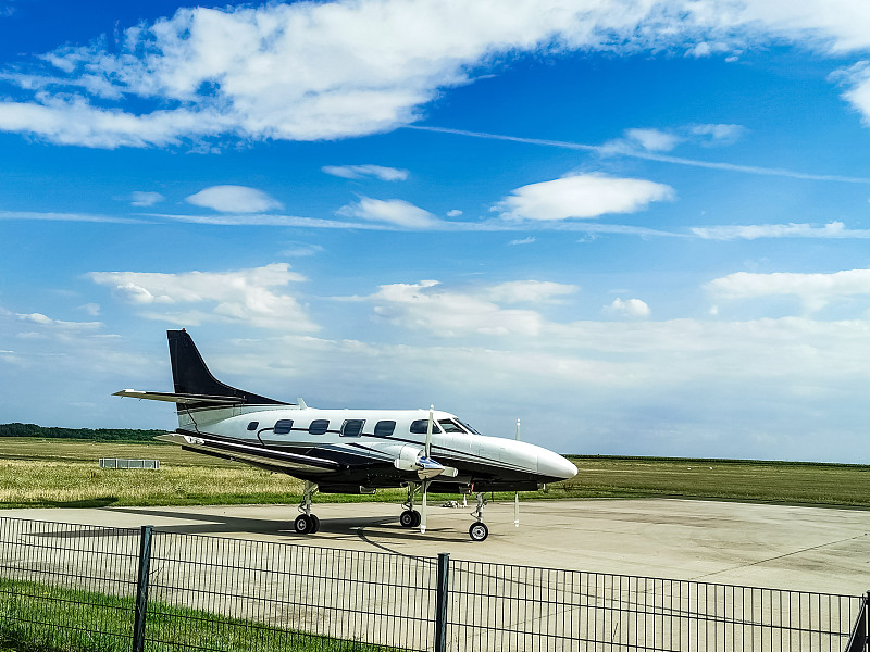 昆明至新加坡的轴承、阀门采用普货空运14天内配送到