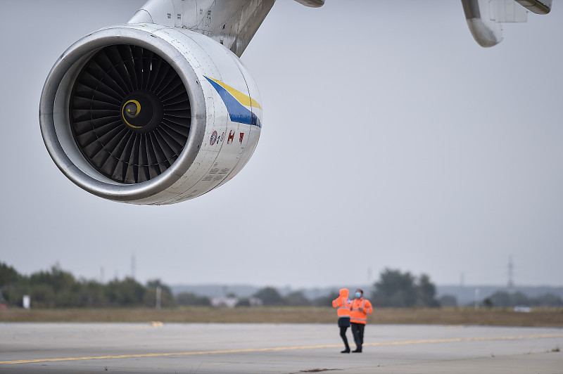 景德镇陶瓷茶具通过石河子国际快递速递到新加坡