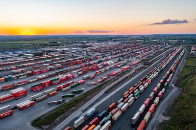 中国长沙木块使用空运门到门专线14天内速递到新加坡