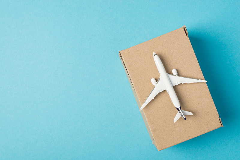 地灯通过中国义乌跨境联运运送至新加坡