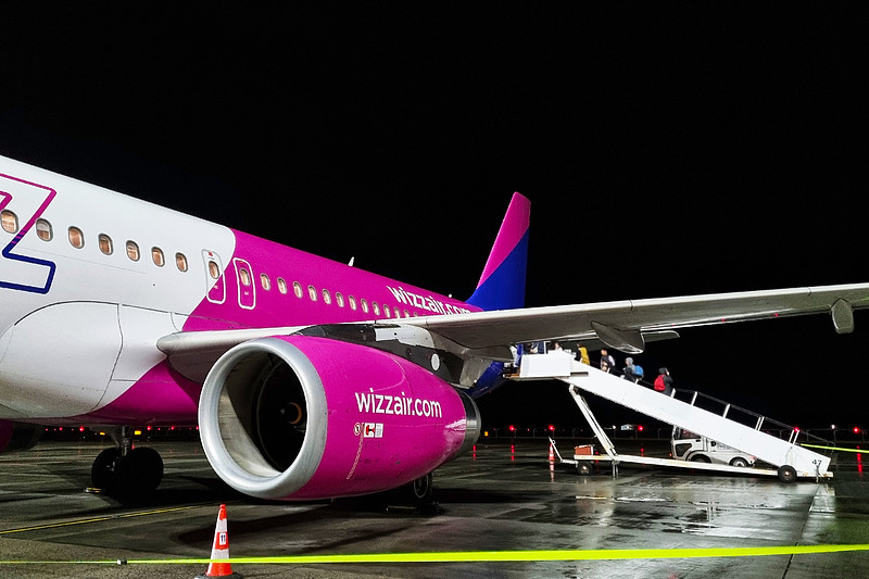 上海成衣采用空运门到门专线9天内速递到新加坡