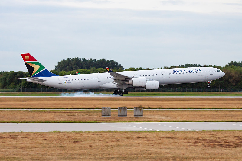 大口径钢管使用北京飞机运输送到新加坡