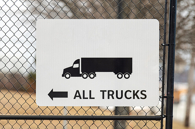 工业封口机借用广州国际多式联运快送到新加坡