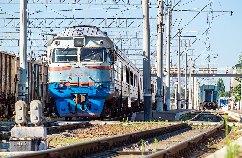 电脑音箱选用中国宁波多式联运派送至新加坡