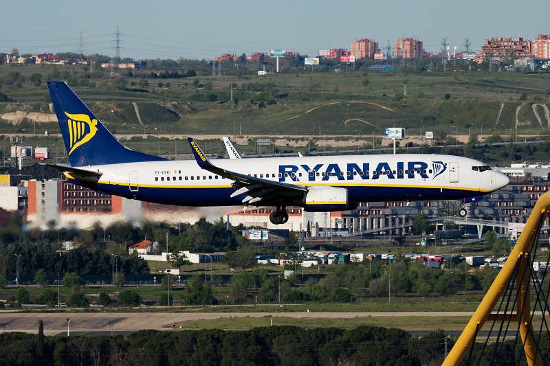 中国武汉手机支架采用国际多式联运7天配送到新加坡