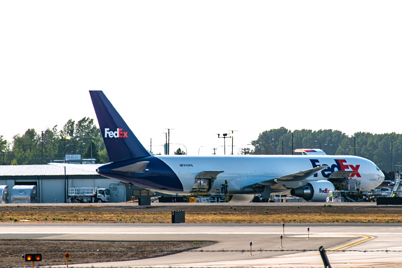电脑刻录机通过厦门空运物流专线配送到新加坡