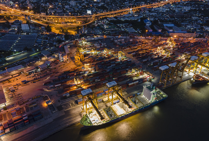 电脑固态硬盘经过中国重庆散货船运输送达新加坡