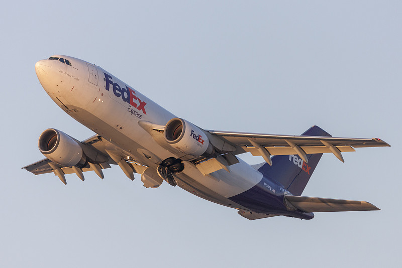 北京津宝萨克斯笛头使用飞机运输8天配送到新加坡