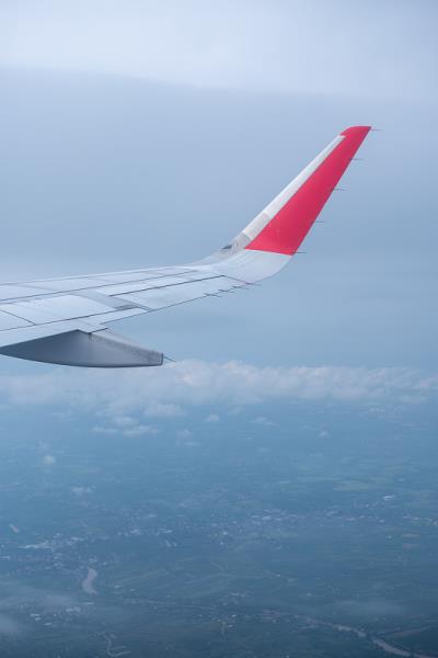 合成纤维面料通过中国杭州空运门到门专线送达新加坡