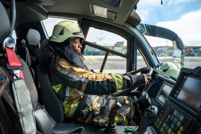 高拍仪利用广州多式联运快送到新加坡