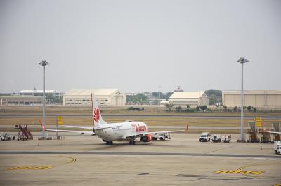 东方雨虹卷材采取中国东莞跨境海空联运送达新加坡