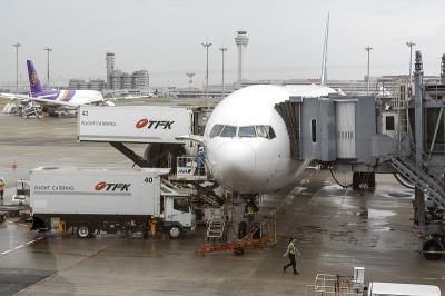 石河子到新加坡的太阳能电池板采用航空快递13天内配送到