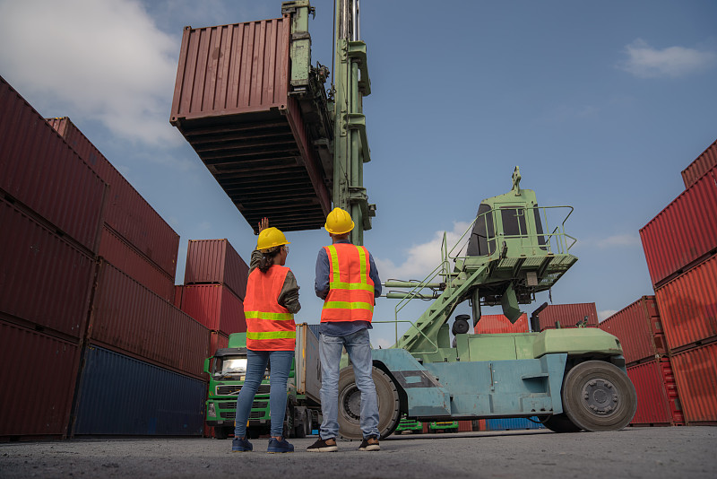 刚刚，一国际物流集装箱船遭遇强风，已有十几个集装箱落水！