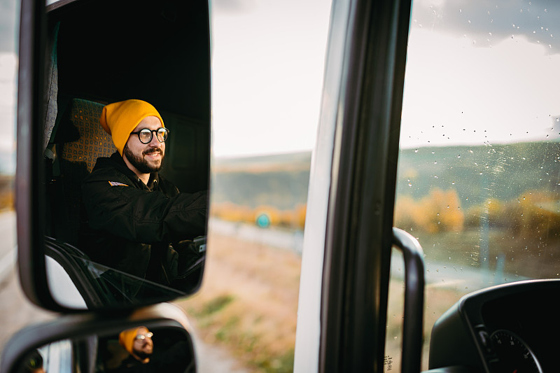 国际物流跨越快递贵还是顺丰贵？