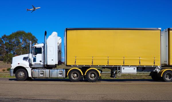 刚刚，一物流园发生大火，又是违禁品引发的火灾！