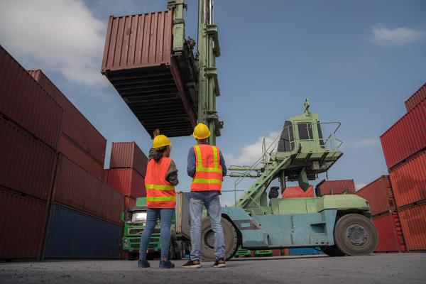 刚刚，一国际物流集装箱船遭遇强风，已有十几个集装箱落水！